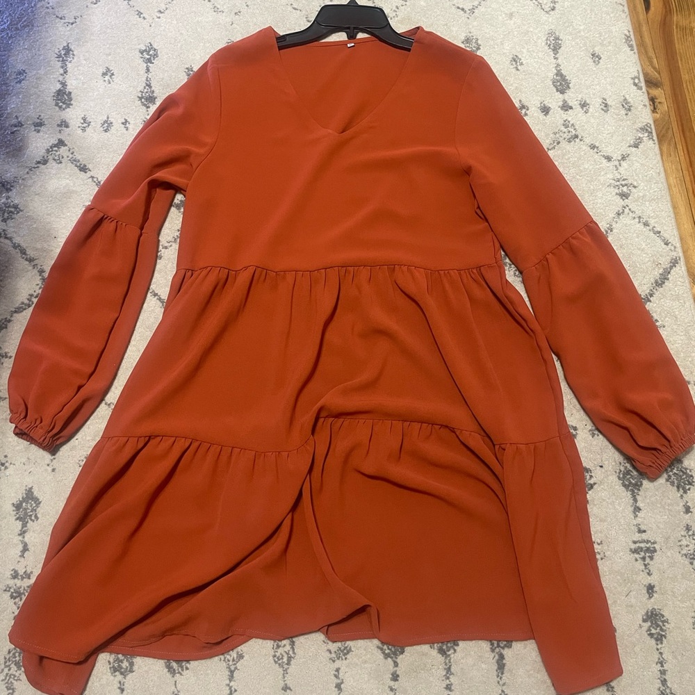 Size M dress from amazon. Super cute for fall or pictures. Worn once !